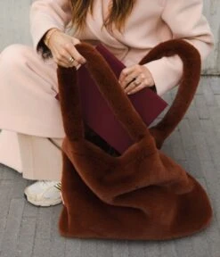 Faux Fur Mom Bag Cacao -Beroemde Bagage Winkel Cacao fauxfurmombag 6 600
