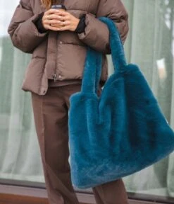 Faux Fur Mom Bag Petrol Blue -Beroemde Bagage Winkel Petrol fauxfurmombag 6 600