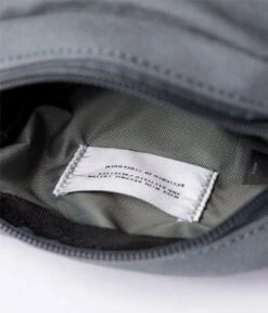 Sandqvist Sixten Vegan Dark Slate With Navy Webbing -Beroemde Bagage Winkel SQA2000 4 600