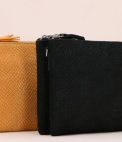 Sugar Snake Black -Beroemde Bagage Winkel loulou essentiels sugar snake pre a9 5 black 04CLUTCHM29S 001 sfeer 600