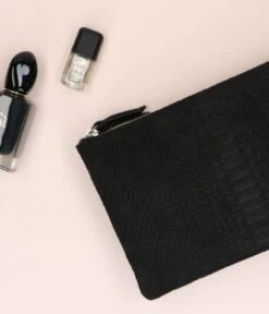 Sugar Snake Black -Beroemde Bagage Winkel loulou essentiels sugar snake pre a9 5 black 04CLUTCHM29S 001 sfeer1 600